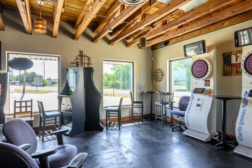 More Photos Of 1721 S Armstrong Ave, Denison Restaurant For Sale