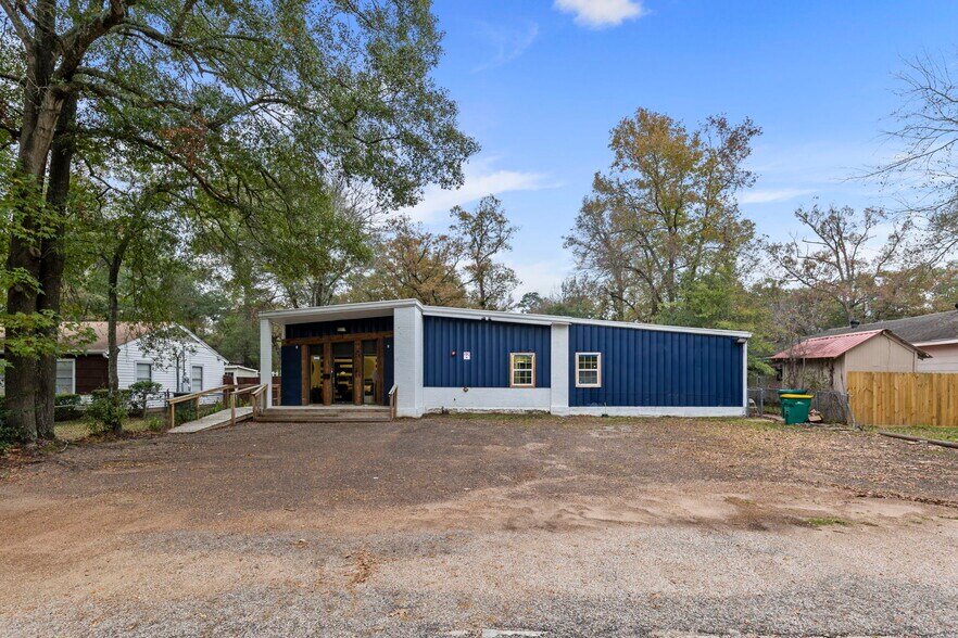 More Photos Of 1102 Callahan Ave, Conroe Office For Sale