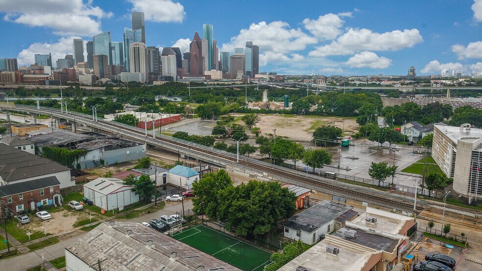 More Photos Of 1804 N Main St, Houston Freestanding For Lease