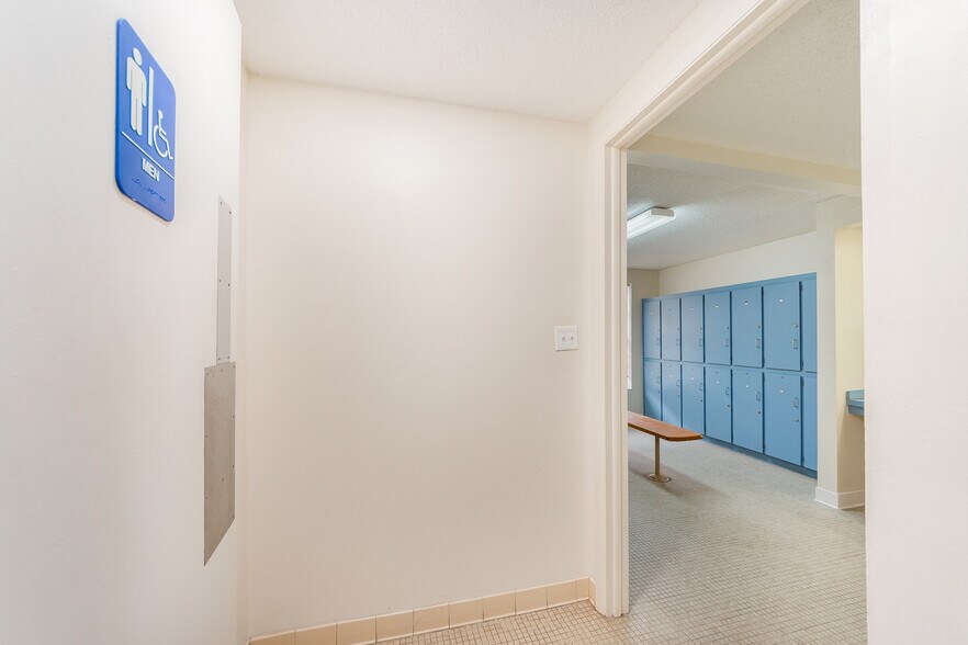 More Photos Of 300 S Saturn Ave, Clearwater Flex For Sale