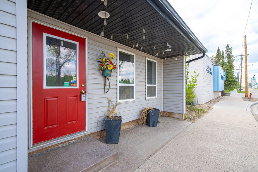 More Photos Of 23 Railway Av, Marwayne Storefront For Sale