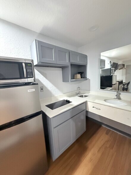 More Photos Of 1902 Texas Ave, Texas City Hotel For Sale