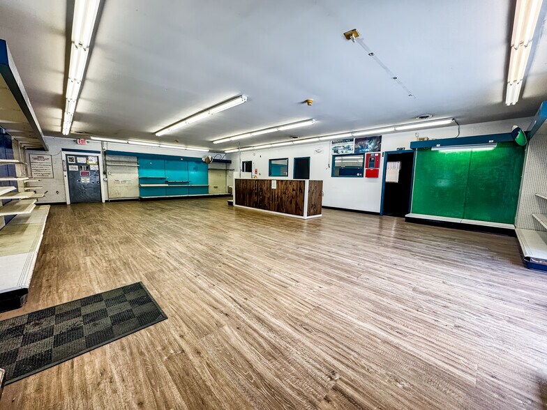 More Photos Of 33 Transport Dr, Bennington Freestanding For Sale