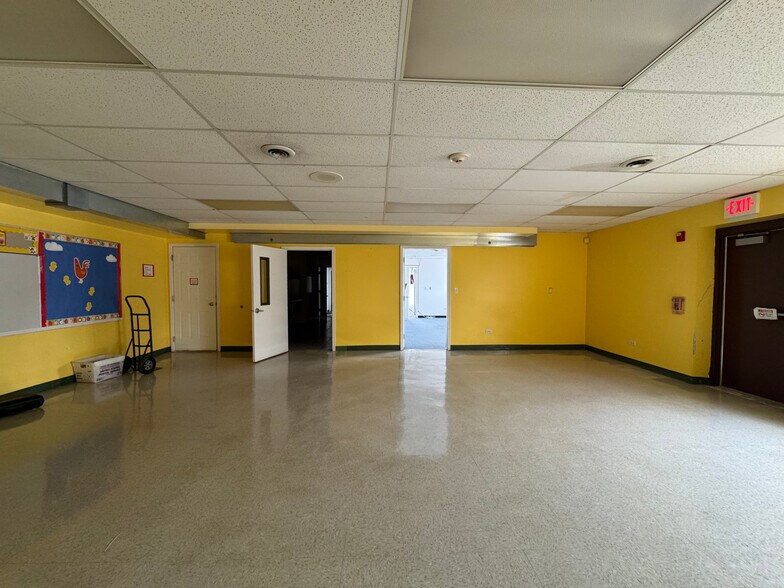 More Photos Of 742 W Greenwood Ave, Waukegan Office For Sale
