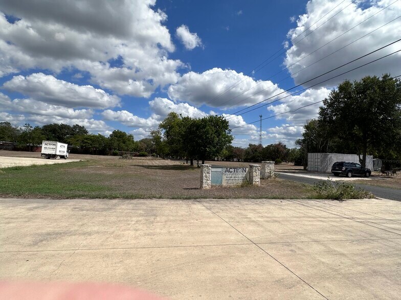 More Photos Of 2 Hill View Ln, Boerne Warehouse For Lease