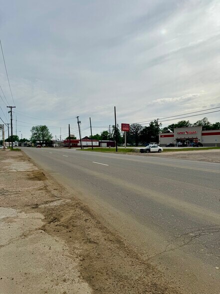 More Photos Of 1425 S Church St, Paris Freestanding For Sale