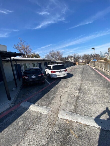 More Photos Of 921 E 8th St, Dallas Hotel For Sale