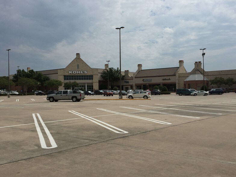 More Photos Of 18204-18410 Preston Rd, Dallas Unknown For Lease