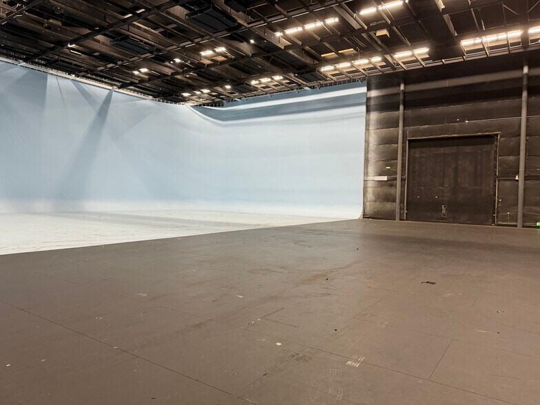 More Photos Of 13927 Saticoy St, Panorama City Movie Radio TVStudio For Lease