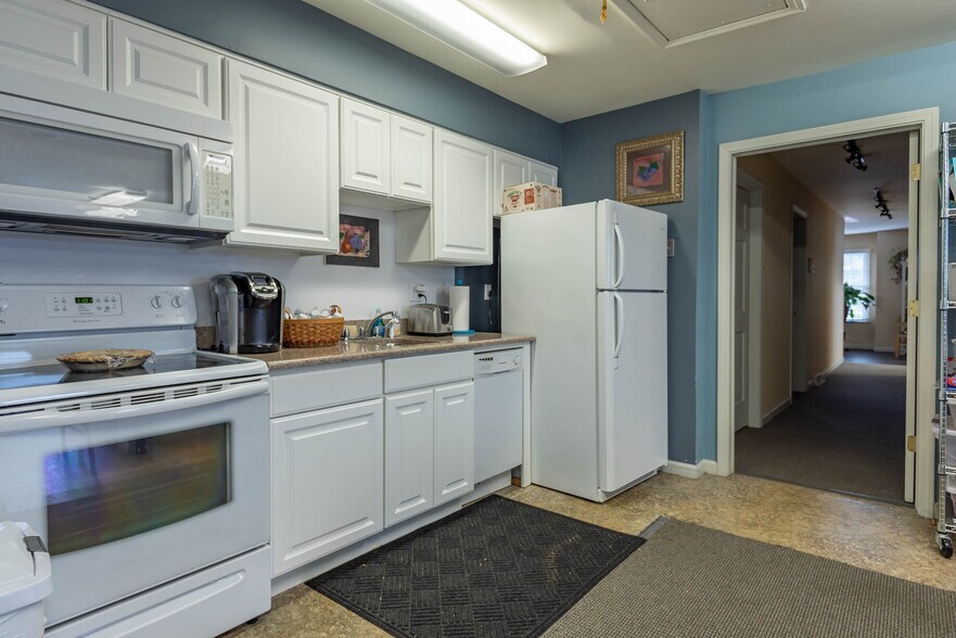 More Photos Of 4101 E 3rd St, Bloomington Office For Lease