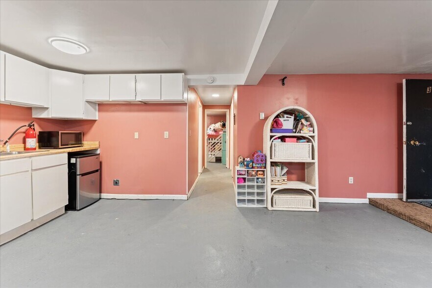 More Photos Of 1019 College Rd, Fairbanks Flex For Sale