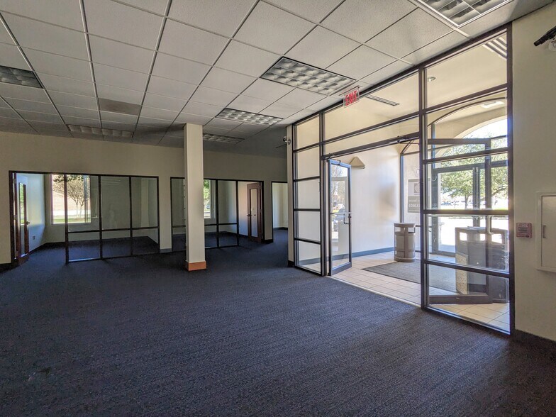 More Photos Of 18505 Champion Forest Dr, Spring Unknown For Lease