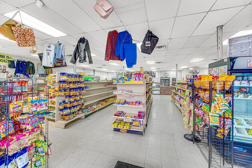 More Photos Of 5600-5612 W Division St, Chicago Storefront For Sale