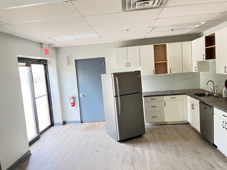 More Photos Of 270 E 167th St, Harvey Warehouse For Lease