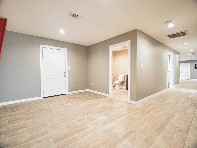 More Photos Of 109 Alamirah, Hutto Warehouse For Lease