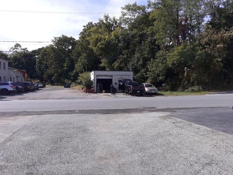More Photos Of 31 Walnut St, New Windsor Township Warehouse For Lease