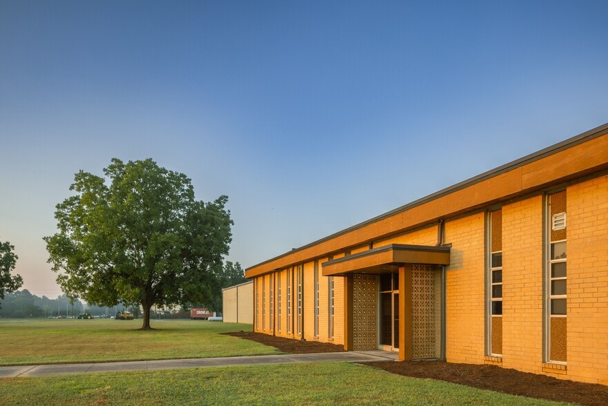 More Photos Of 18300 Fieldcrest Rd, Laurel Hill Manufacturing For Lease