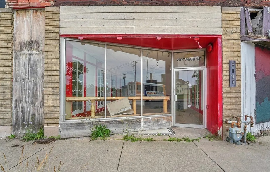 More Photos Of 2107 Main St, Niagara Falls Bar For Sale