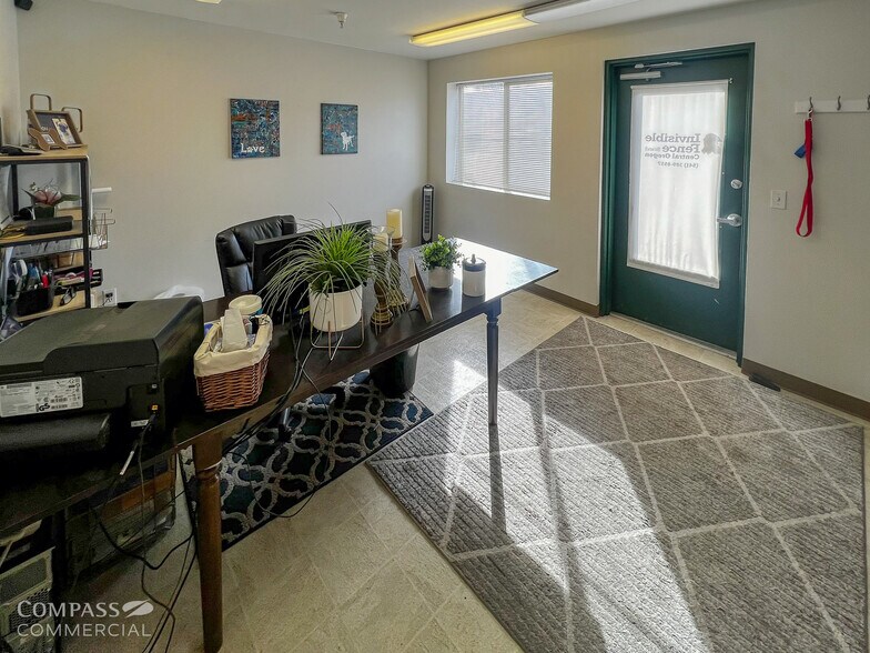 More Photos Of 20720 High Desert Ln, Bend Warehouse For Lease