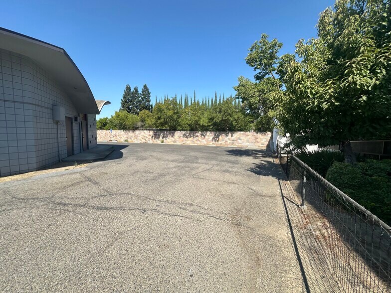 More Photos Of 316 W F St, Oakdale Storefront Retail Office For Sale