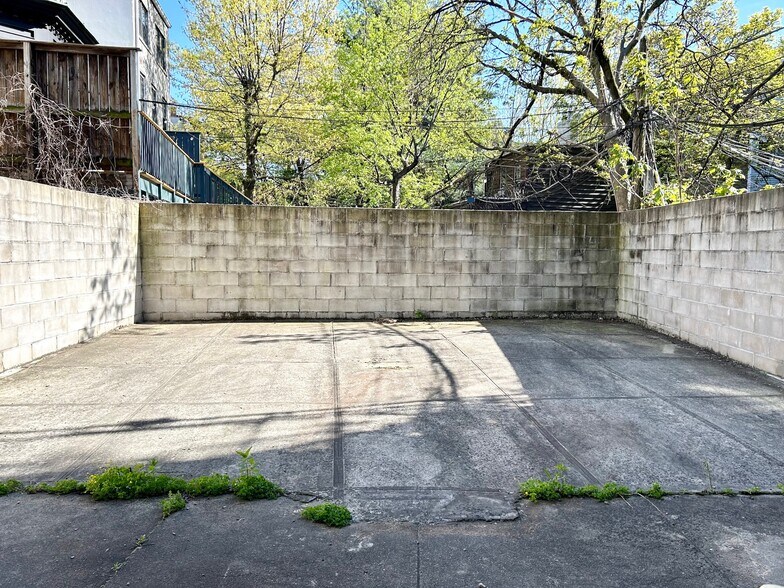 More Photos Of 182 DeKalb Ave, Brooklyn Storefront Retail Residential For Lease