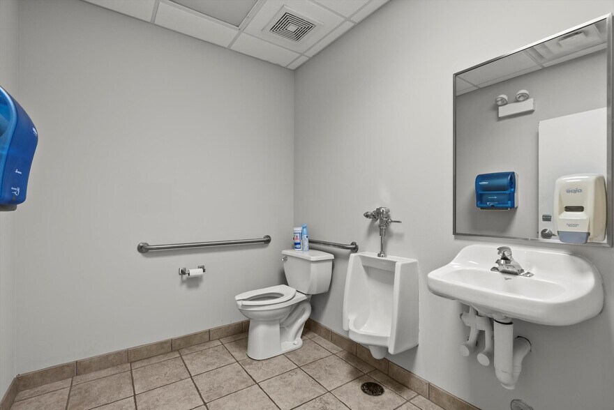 More Photos Of 24051 S Northern Illinois Dr, Channahon Truck Terminal For Sale