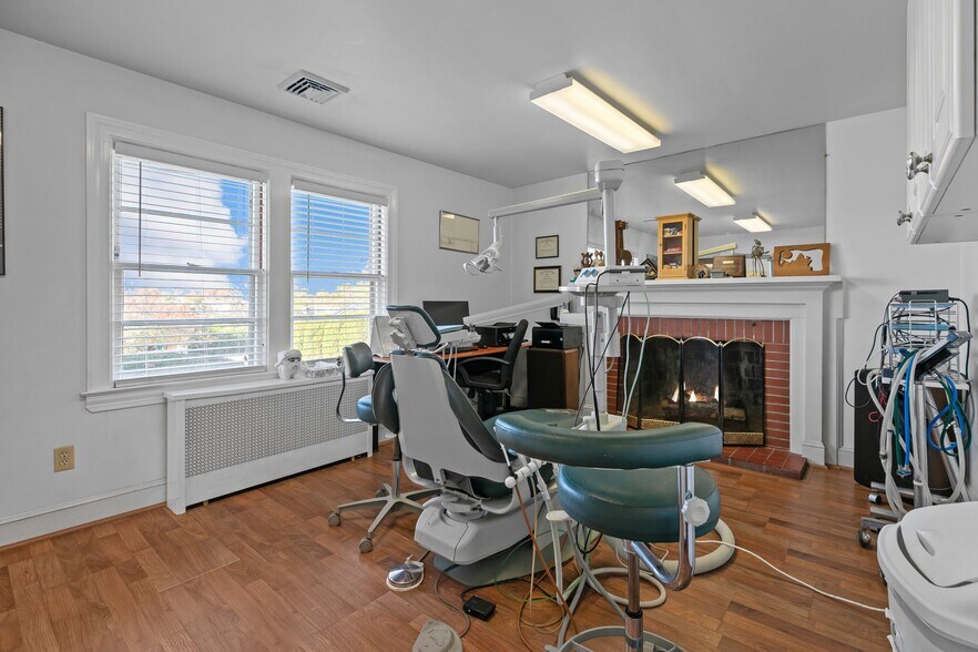 More Photos Of 74 Valley Rd, Middletown Office For Sale