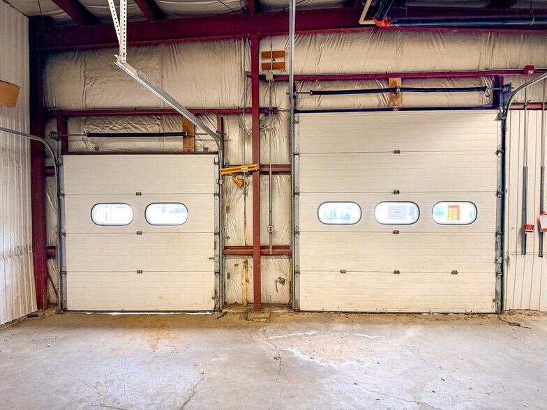 More Photos Of 402 Boyer Cir, Williston Distribution For Lease