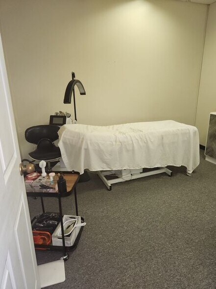 More Photos Of 6713 Broadway, Pearland Freestanding For Lease