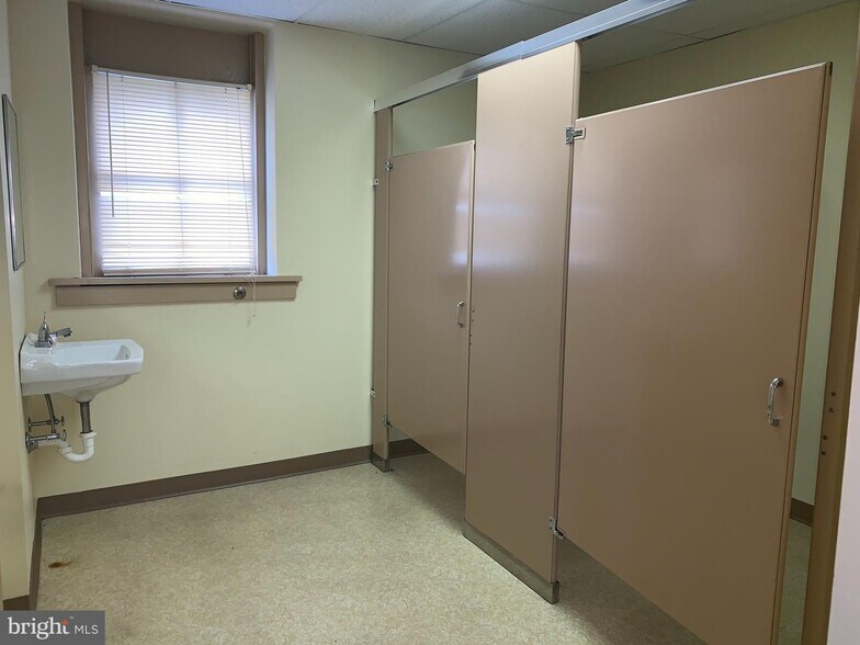 More Photos Of 1132 Ridge Rd, Pottstown Flex For Sale