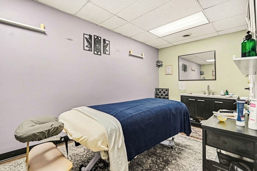 More Photos Of 516-528 Main St, Hamilton Office For Sale