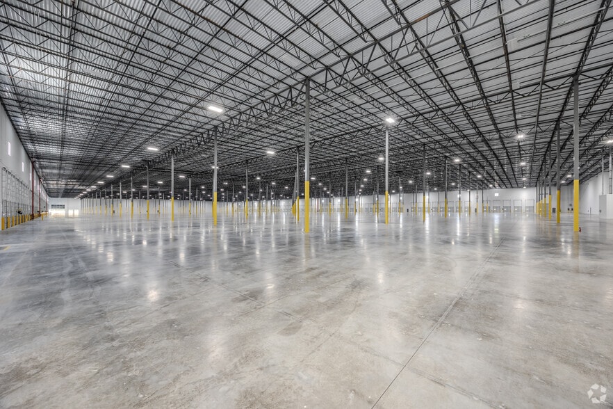 More Photos Of 175 Candler Rd, Stockbridge Warehouse For Lease