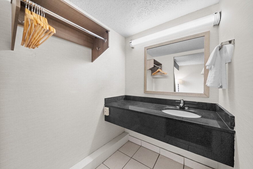 More Photos Of 21700 West Rd, Woodhaven Hotel For Sale