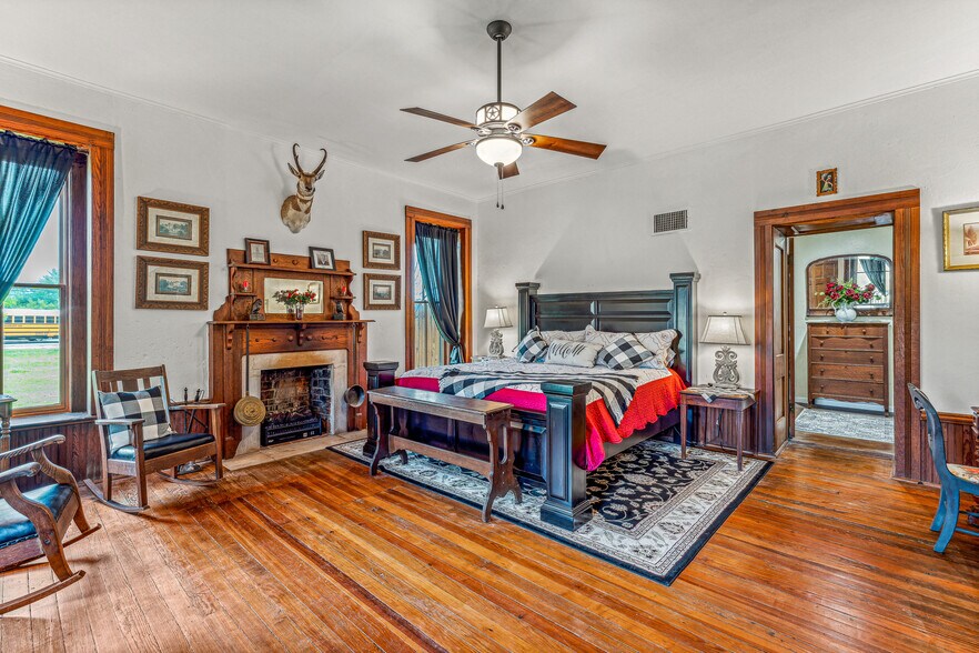 More Photos Of 703 Spring St, Granbury Lodge Meeting Hall For Sale
