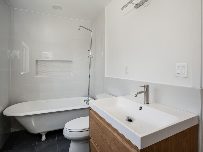 More Photos Of 58 Ozone Ave, Venice Specialty For Sale