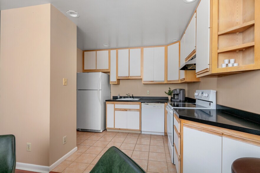 More Photos Of 640-642 W Main St, Lexington Office For Lease