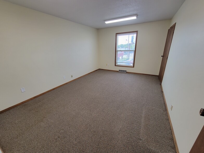 More Photos Of 405 W 34th St, Sioux Falls Office For Lease