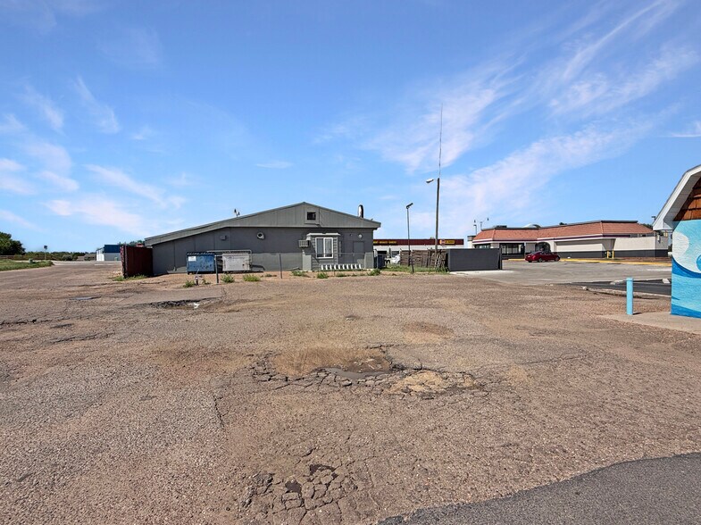 More Photos Of 1331 W Main St, Sterling Veterinarian Kennel For Sale