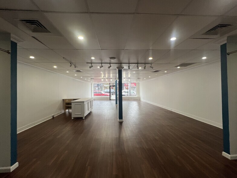 More Photos Of 29 Main St, Port Washington Storefront For Lease