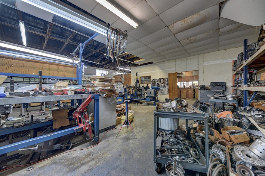 More Photos Of 307 E Alamo St, Brenham Auto Repair For Sale