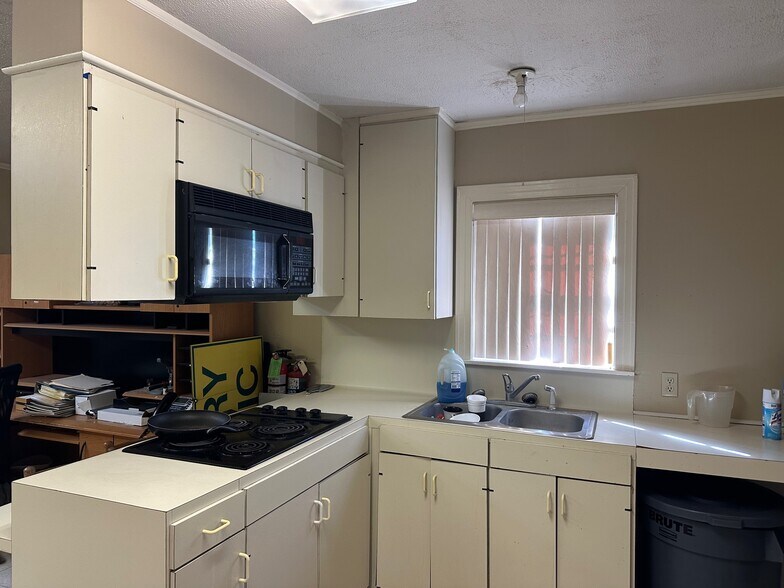 More Photos Of 1405 Moss St, Lafayette Office For Sale