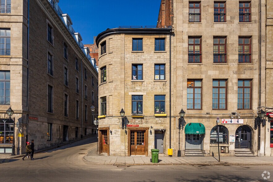 More Photos Of 21 Rue de la Commune E, Montréal Storefront Retail Residential For Lease