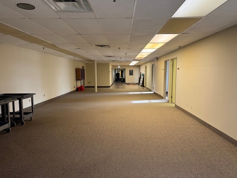 More Photos Of 1930 W 1st St, Blue Earth Manufacturing For Lease