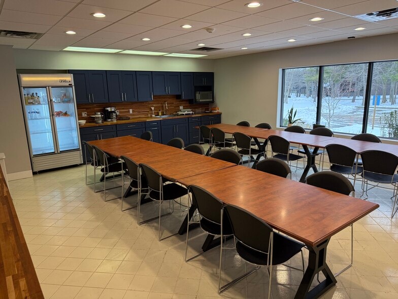 More Photos Of 23689 Industrial Park Dr, Farmington Hills Flex For Lease