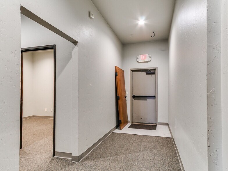 More Photos Of 901-909 Wall St, Norman Office For Sale