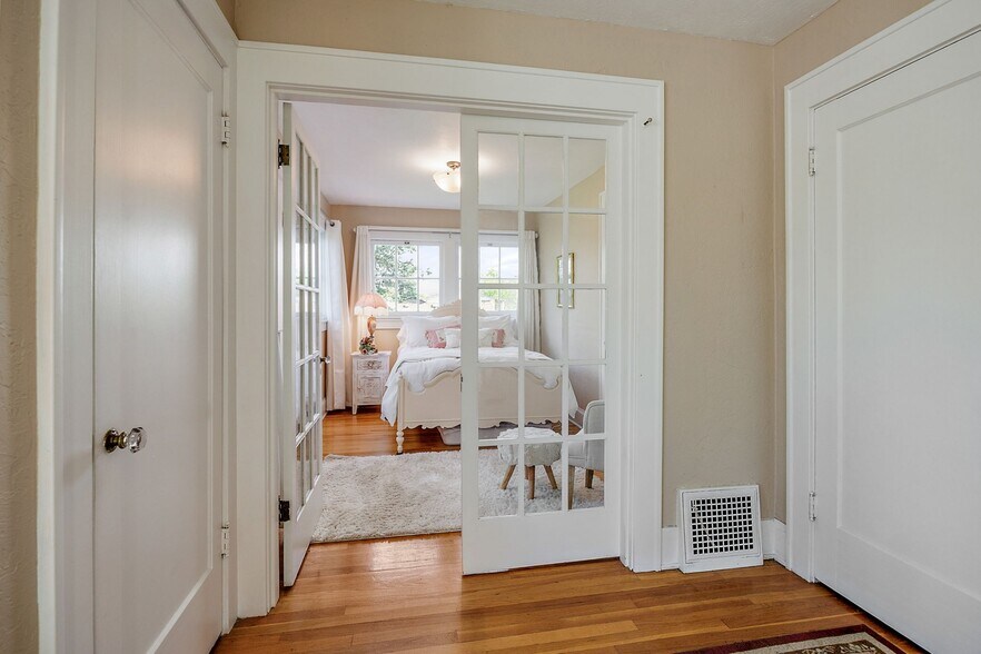 More Photos Of 2336 Table Rock Rd, Medford Freestanding For Sale