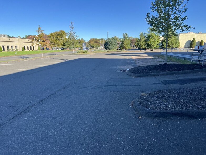 More Photos Of 16 Business Park Dr, Branford Warehouse For Lease