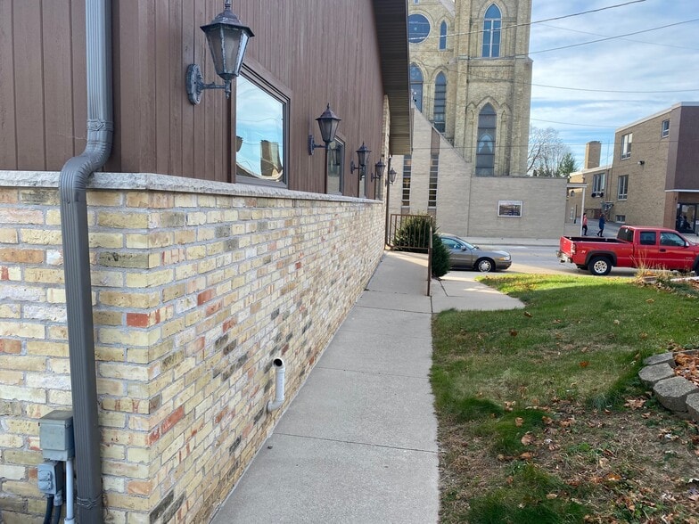 More Photos Of 2102 Marshall St, Manitowoc Flex For Lease