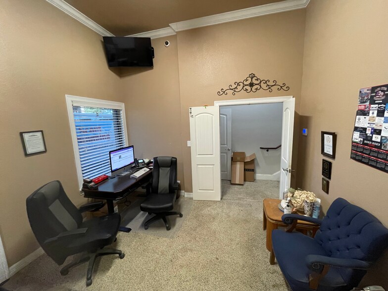 More Photos Of 108 Adolphus Ave, Lake Dallas Flex For Sale