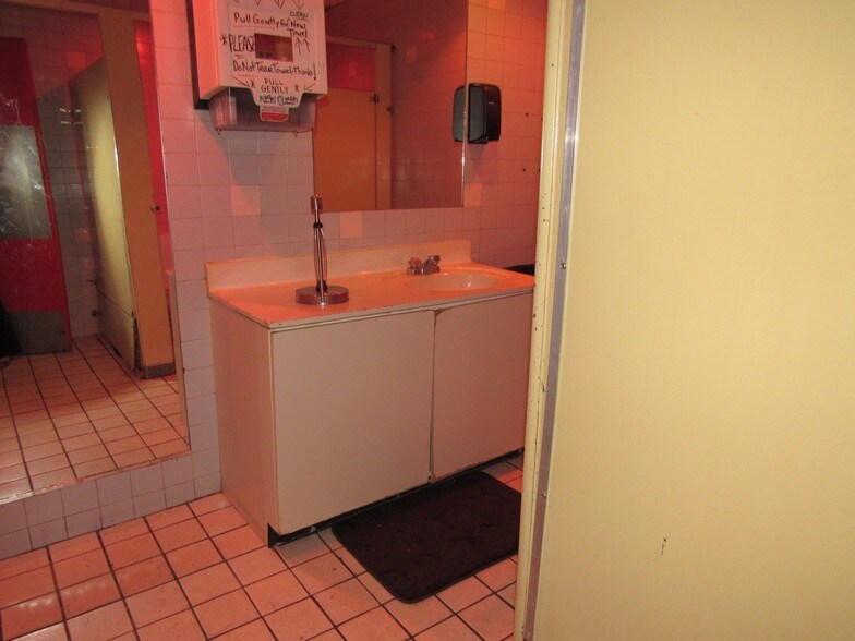 More Photos Of 451 N Main St, Akron Freestanding For Sale